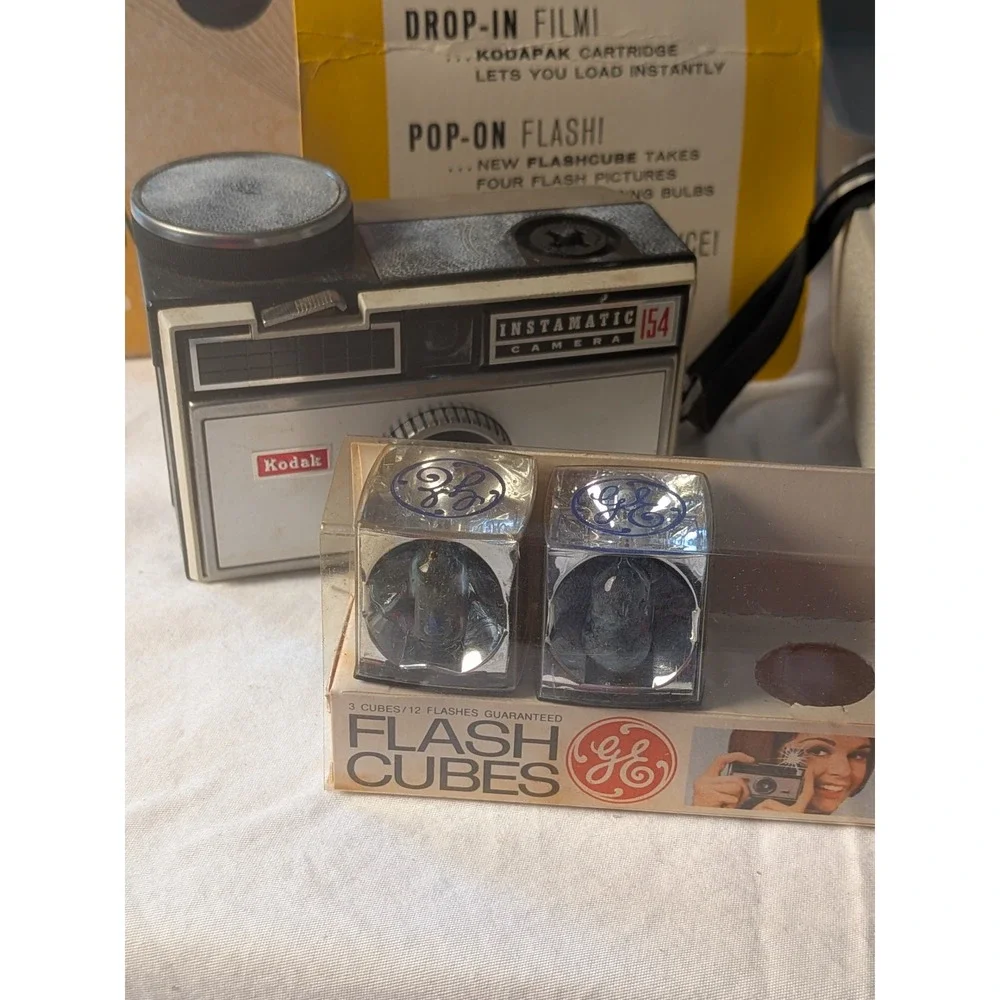 Kodak Instamatic 154 Camera Outfit Vintage 126 Film Case GE Flash Cubes Box